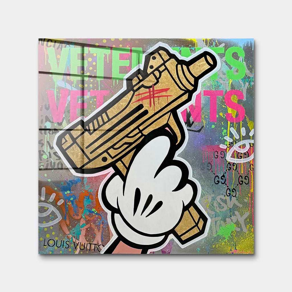 Sztuka nowoczesna pop art na szkle akrylowym przedstawiająca złotą broń w rysunkowej dłoni na graffiti, wydruk galeryjny.