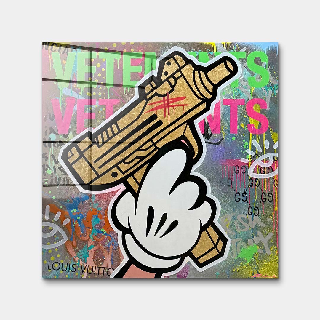 Sztuka nowoczesna pop art na szkle akrylowym przedstawiająca złotą broń w rysunkowej dłoni na graffiti, wydruk galeryjny.