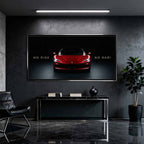 Obraz na płótnie No Risk No Rari z czerwonym Ferrari SF90 widzianym od przodu, na czarnym tle, z napisem „No Risk No Rari”, symbol odwagi, ambicji i luksusowej motoryzacji.