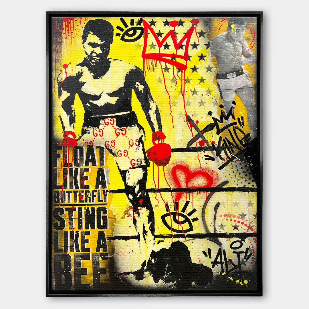 Obraz na płótnie w stylu street art przedstawiający legendę boksu w rękawicach bokserskich na tle graffiti z cytatem "Float like a butterfly" i czerwoną koroną. Wydruk galeryjny na ścianę.