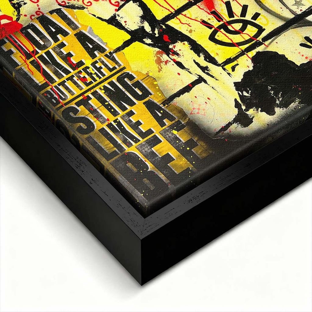 Obraz na płótnie w stylu street art przedstawiający legendę boksu w rękawicach bokserskich na tle graffiti z cytatem "Float like a butterfly" i czerwoną koroną. Wydruk galeryjny na ścianę.
