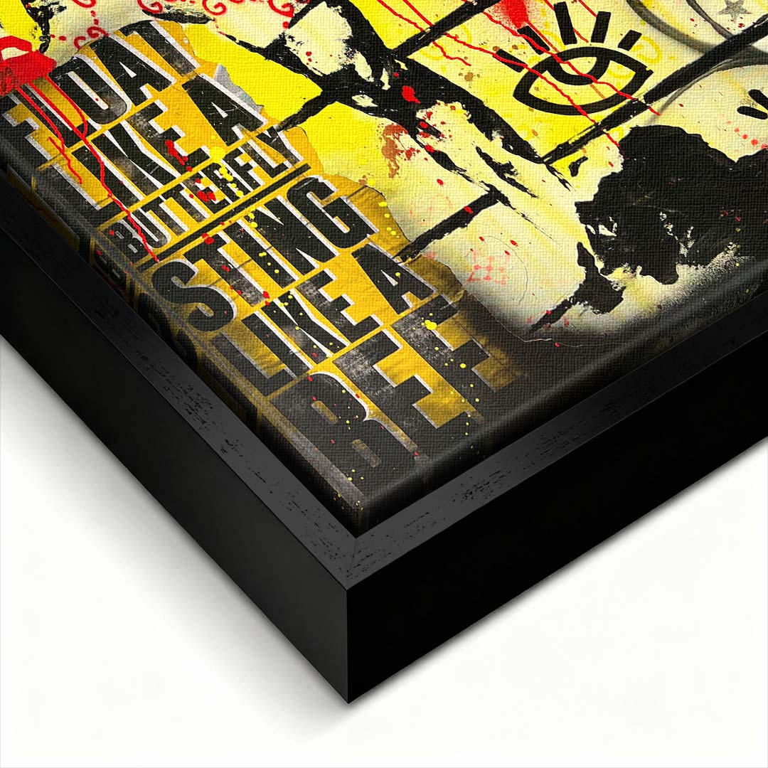 Obraz na płótnie w stylu street art przedstawiający legendę boksu w rękawicach bokserskich na tle graffiti z cytatem "Float like a butterfly" i czerwoną koroną. Wydruk galeryjny na ścianę.