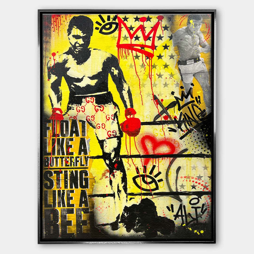 Obraz na płótnie w stylu street art przedstawiający legendę boksu w rękawicach bokserskich na tle graffiti z cytatem "Float like a butterfly" i czerwoną koroną. Wydruk galeryjny na ścianę.