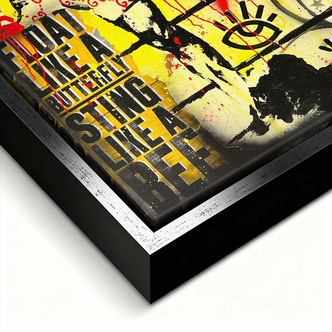 Obraz na płótnie w stylu street art przedstawiający legendę boksu w rękawicach bokserskich na tle graffiti z cytatem "Float like a butterfly" i czerwoną koroną. Wydruk galeryjny na ścianę.
