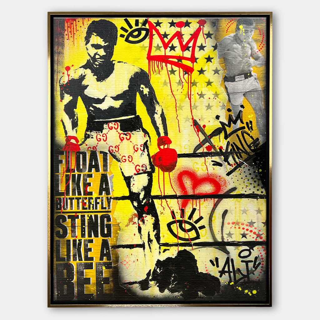 Obraz na płótnie w stylu street art przedstawiający legendę boksu w rękawicach bokserskich na tle graffiti z cytatem "Float like a butterfly" i czerwoną koroną. Wydruk galeryjny na ścianę.