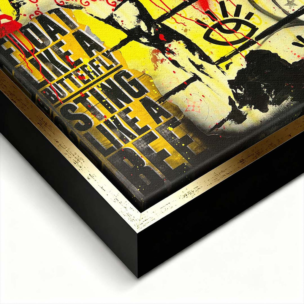 Obraz na płótnie w stylu street art przedstawiający legendę boksu w rękawicach bokserskich na tle graffiti z cytatem "Float like a butterfly" i czerwoną koroną. Wydruk galeryjny na ścianę.