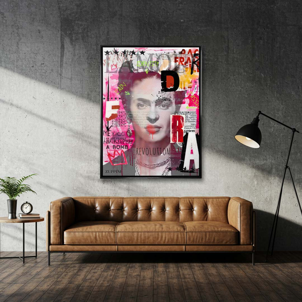 Obraz na płótnie z portretem Fridy Kahlo w stylu nowoczesnego kolażu pop-art z napisami Revolution i Mexico, oryginalny wydruk galeryjny.