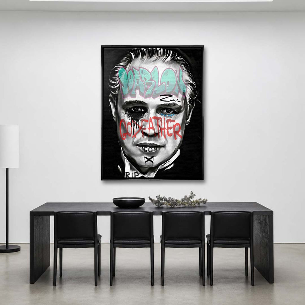 Czarno-biały obraz na płótnie Marlon Brando z filmu Ojciec Chrzestny. Wydruk galeryjny pop art z niebieskim napisem Marlon i czerwonym tekstem Godfather.