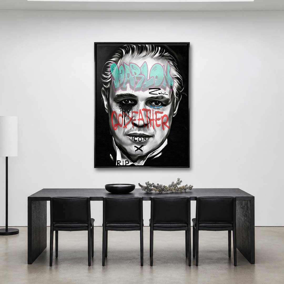 Czarno-biały obraz na płótnie Marlon Brando z filmu Ojciec Chrzestny. Wydruk galeryjny pop art z niebieskim napisem Marlon i czerwonym tekstem Godfather.