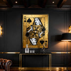 Obraz na płótnie Karta Królowa Pik Gold Queen przedstawiający Królową Pik na złotym tle – symbol siły, elegancji i luksusu, inspirowany stylem pop art i motywem kart do gry.