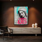 Sztuka nowoczesna obraz na płótnie I need Money for Shoes. Wydruk galeryjny pop art z portretem kobiety, turkusową aureolą i różowym logo marki odzieżowej.