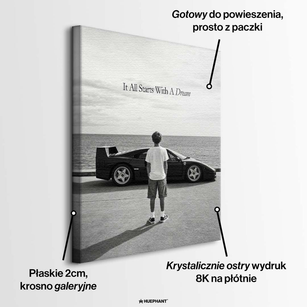 Czarno-biały obraz na płótnie przedstawiający chłopca patrzącego na sportowe auto i morze. Wydruk galeryjny z motywacyjnym napisem It All Starts With A Dream.