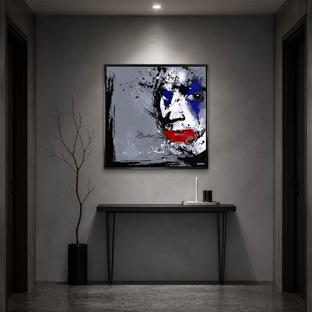 Obraz na płótnie z twarzą Jokera w stylu splash art. Nowoczesny wydruk galeryjny w kolorach szarym, niebieskim i czerwonym. Kunst pop-art.