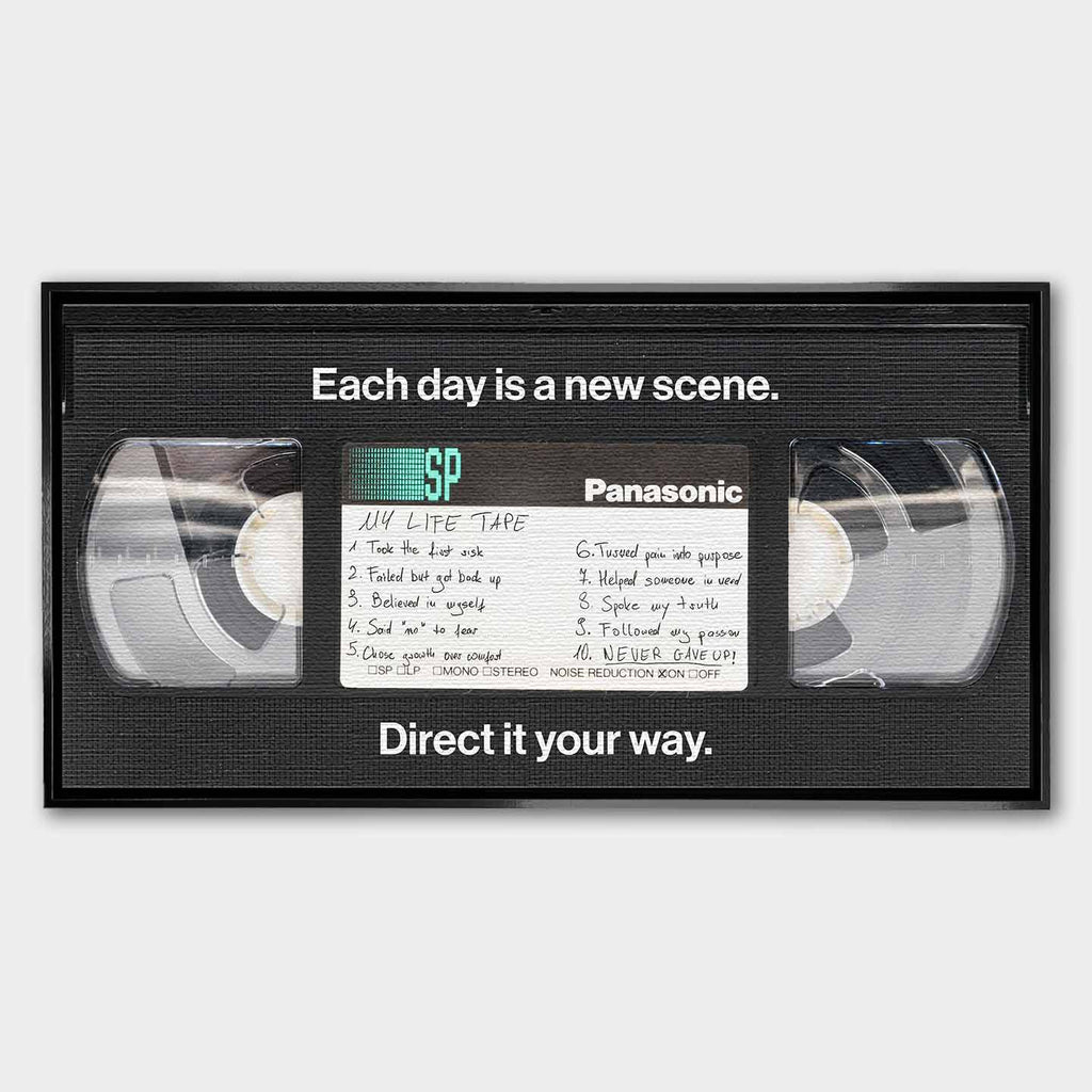 Obraz na płótnie "My Life Tape" przedstawiający kasetę VHS z inspirującymi hasłami o życiu, takimi jak "Never gave up" i "Each day is a new scene" – nowoczesna dekoracja ścienna w stylu retro z motywem motywacyjnym