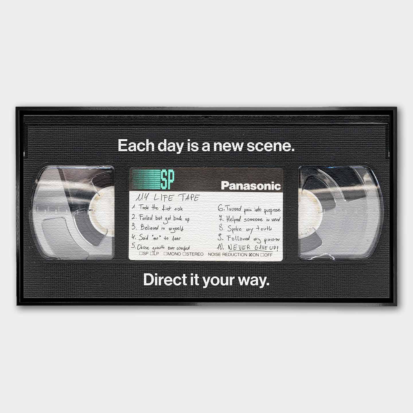 Obraz na płótnie "My Life Tape" przedstawiający kasetę VHS z inspirującymi hasłami o życiu, takimi jak "Never gave up" i "Each day is a new scene" – nowoczesna dekoracja ścienna w stylu retro z motywem motywacyjnym