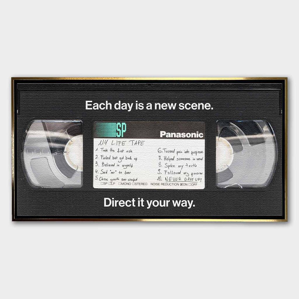 Obraz na płótnie "My Life Tape" przedstawiający kasetę VHS z inspirującymi hasłami o życiu, takimi jak "Never gave up" i "Each day is a new scene" – nowoczesna dekoracja ścienna w stylu retro z motywem motywacyjnym