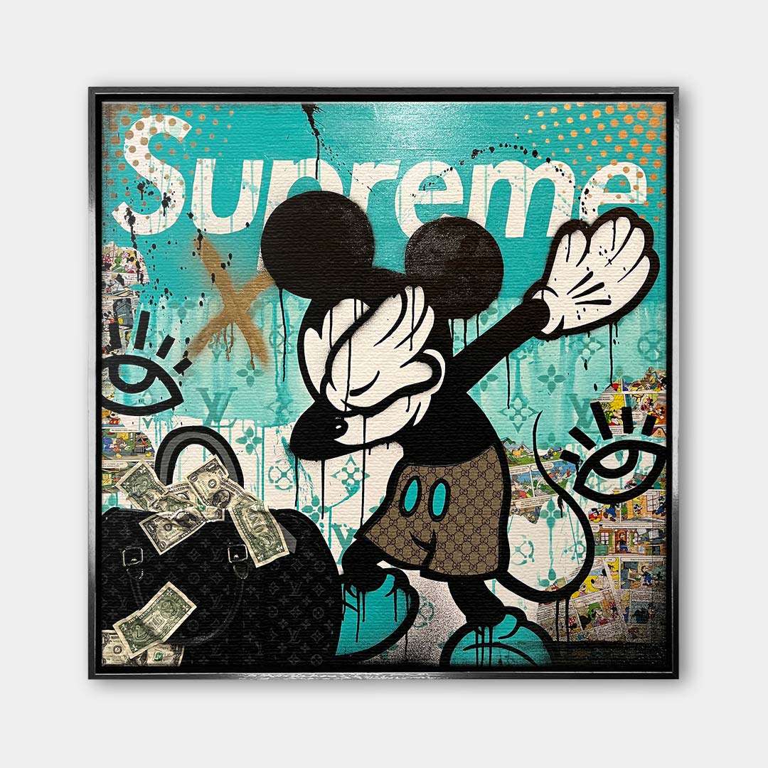 Obraz na płótnie pop art przedstawiający postać myszki robiącą dab obok luksusowej torby z pieniędzmi, wydruk galeryjny, sztuka nowoczesna.