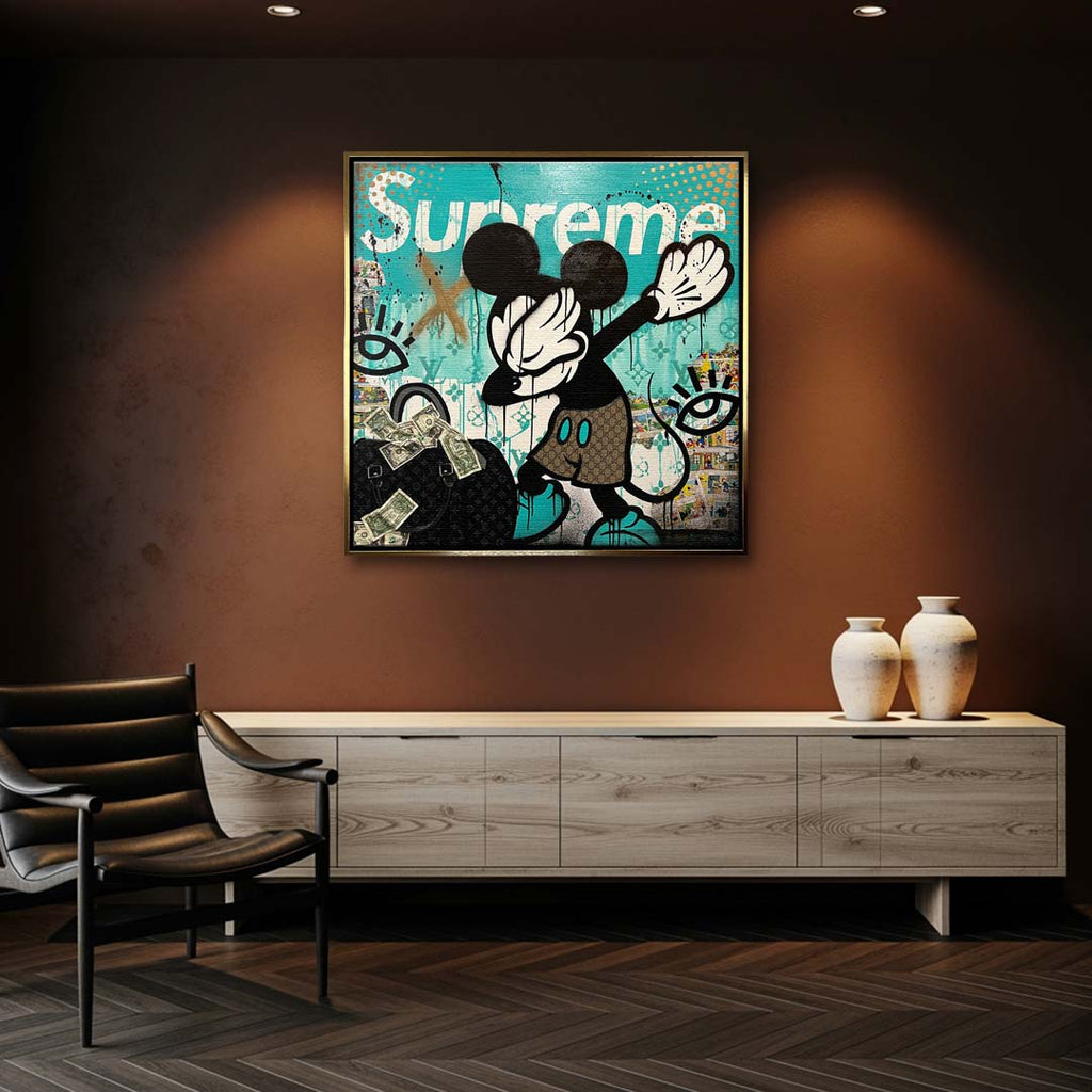 Obraz na płótnie pop art przedstawiający postać myszki robiącą dab obok luksusowej torby z pieniędzmi, wydruk galeryjny, sztuka nowoczesna.
