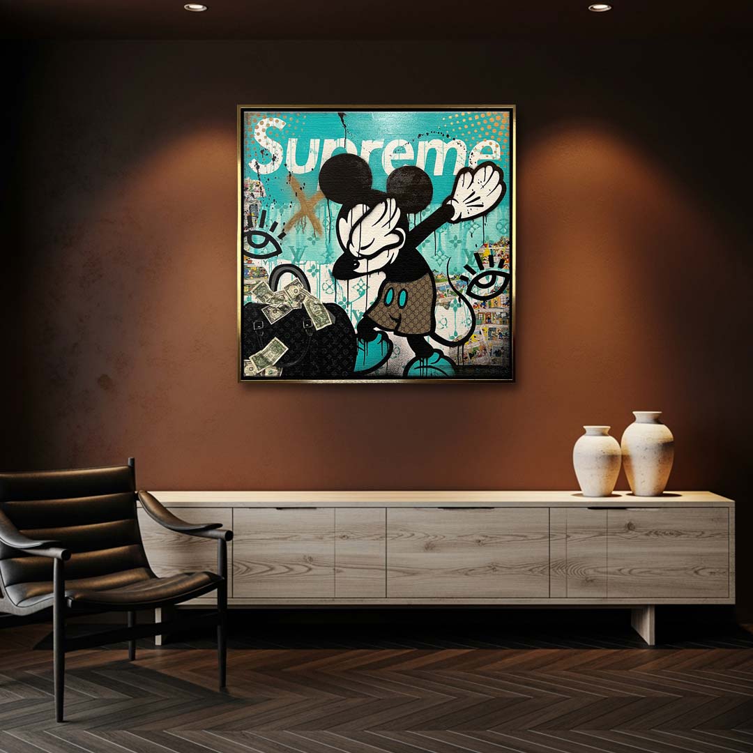 Obraz na płótnie pop art przedstawiający postać myszki robiącą dab obok luksusowej torby z pieniędzmi, wydruk galeryjny, sztuka nowoczesna.