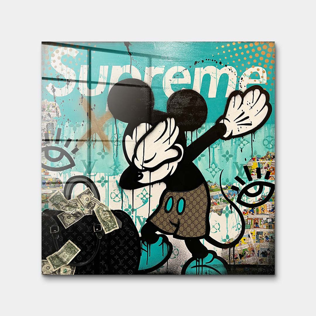 Obraz na szkle akrylowym pop art przedstawiający postać myszki robiącą dab obok luksusowej torby z pieniędzmi, wydruk galeryjny, sztuka nowoczesna.