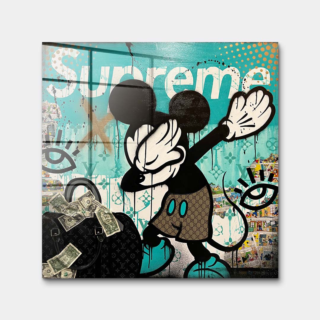 Obraz na szkle akrylowym pop art przedstawiający postać myszki robiącą dab obok luksusowej torby z pieniędzmi, wydruk galeryjny, sztuka nowoczesna.