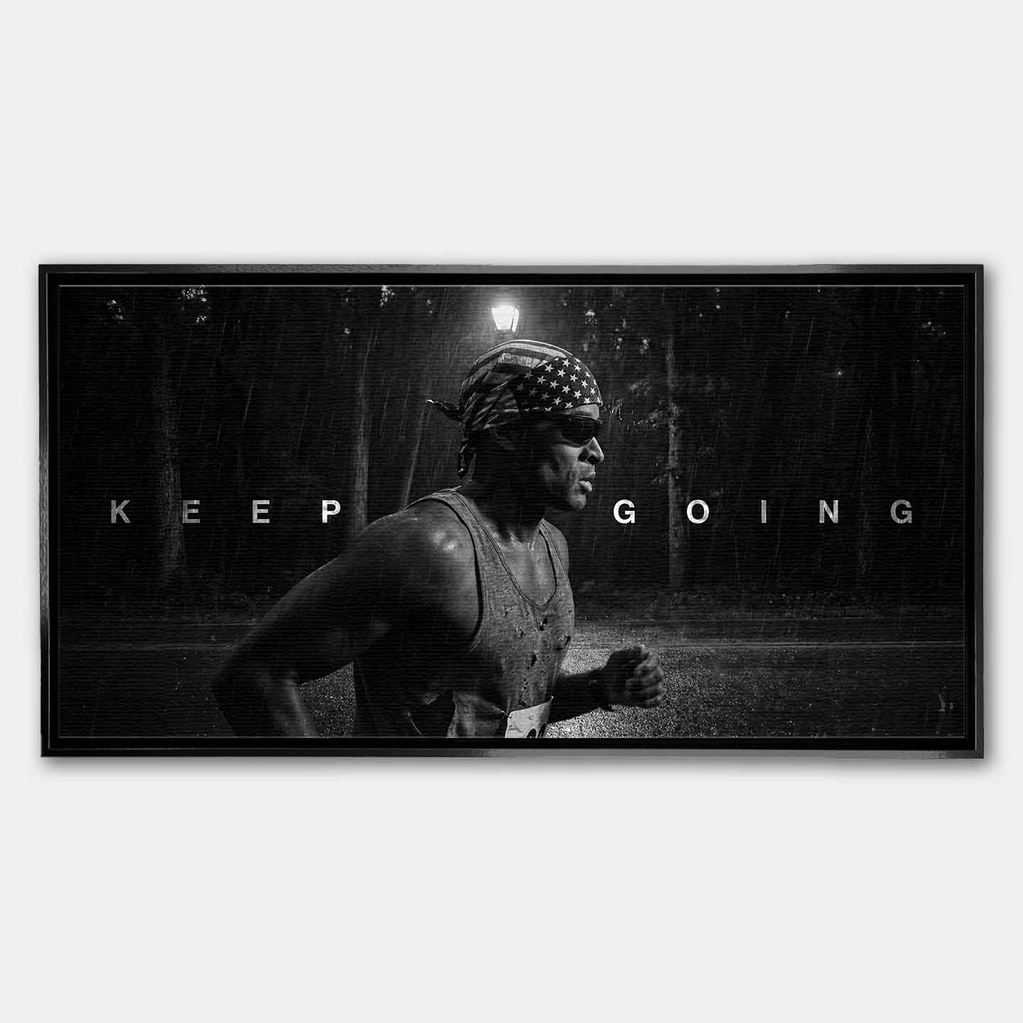 obraz na płótnie david goggins keep going motywacyjny czarno bialy bieg w deszczu