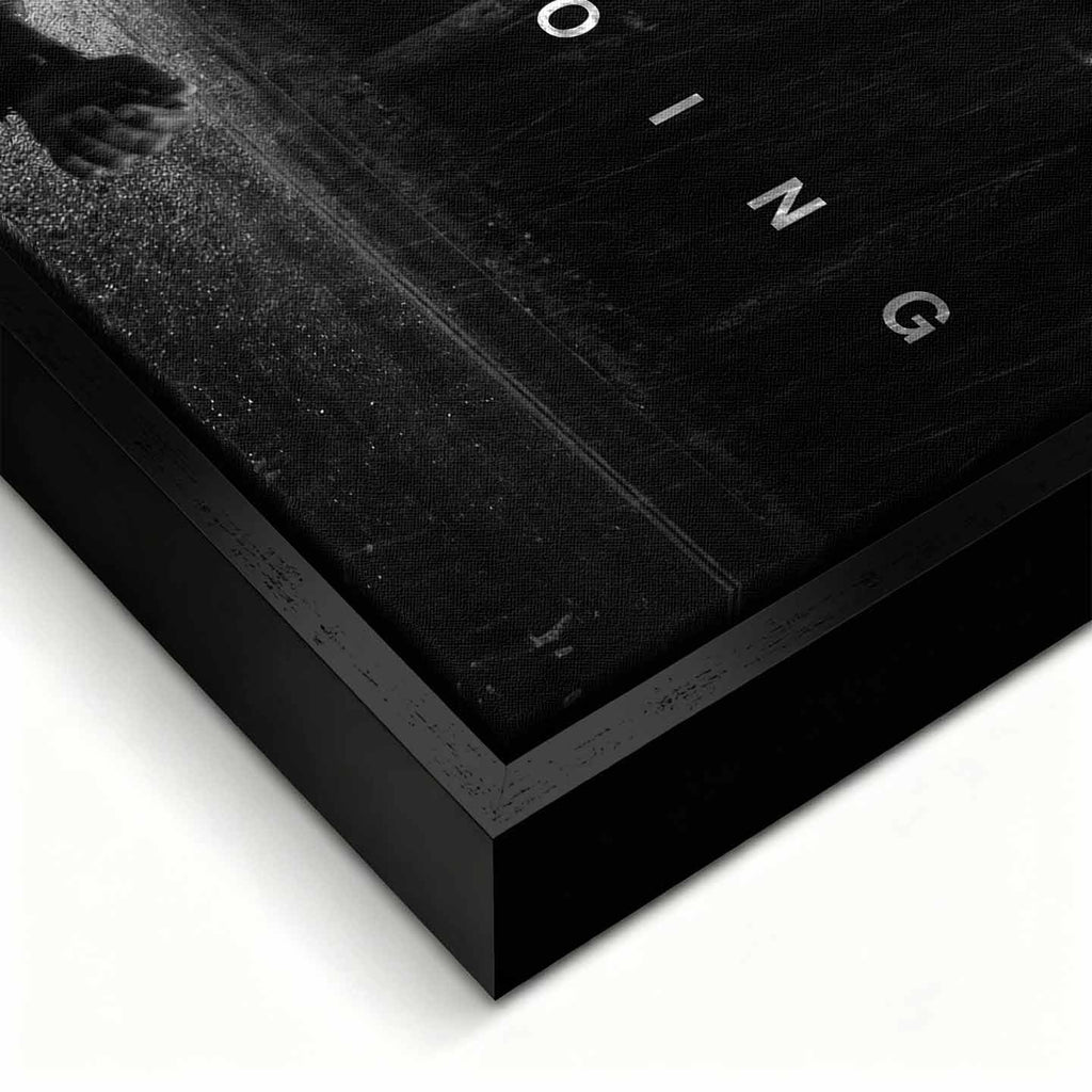 obraz na płótnie david goggins keep going motywacyjny czarno bialy bieg w deszczu