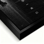 obraz na płótnie david goggins keep going motywacyjny czarno bialy bieg w deszczu