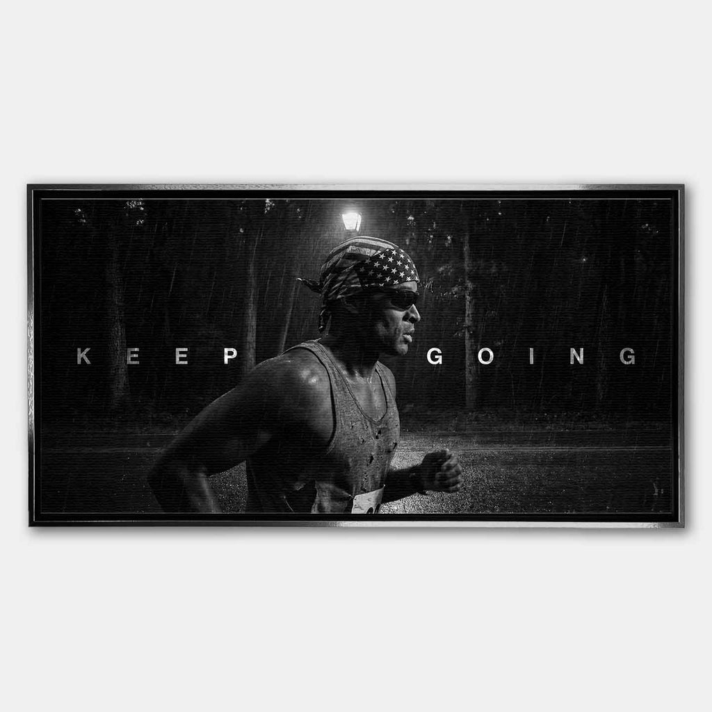 obraz na płótnie david goggins keep going motywacyjny czarno bialy bieg w deszczu