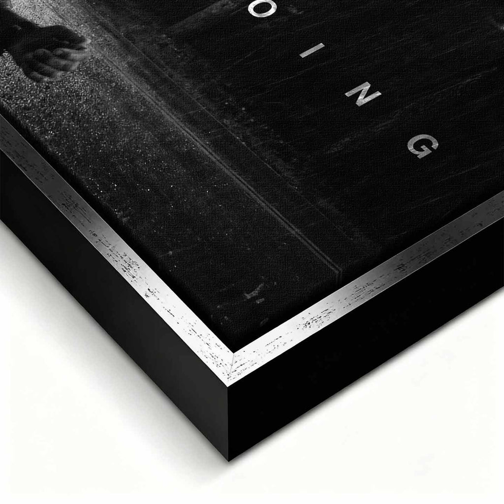 obraz na płótnie david goggins keep going motywacyjny czarno bialy bieg w deszczu