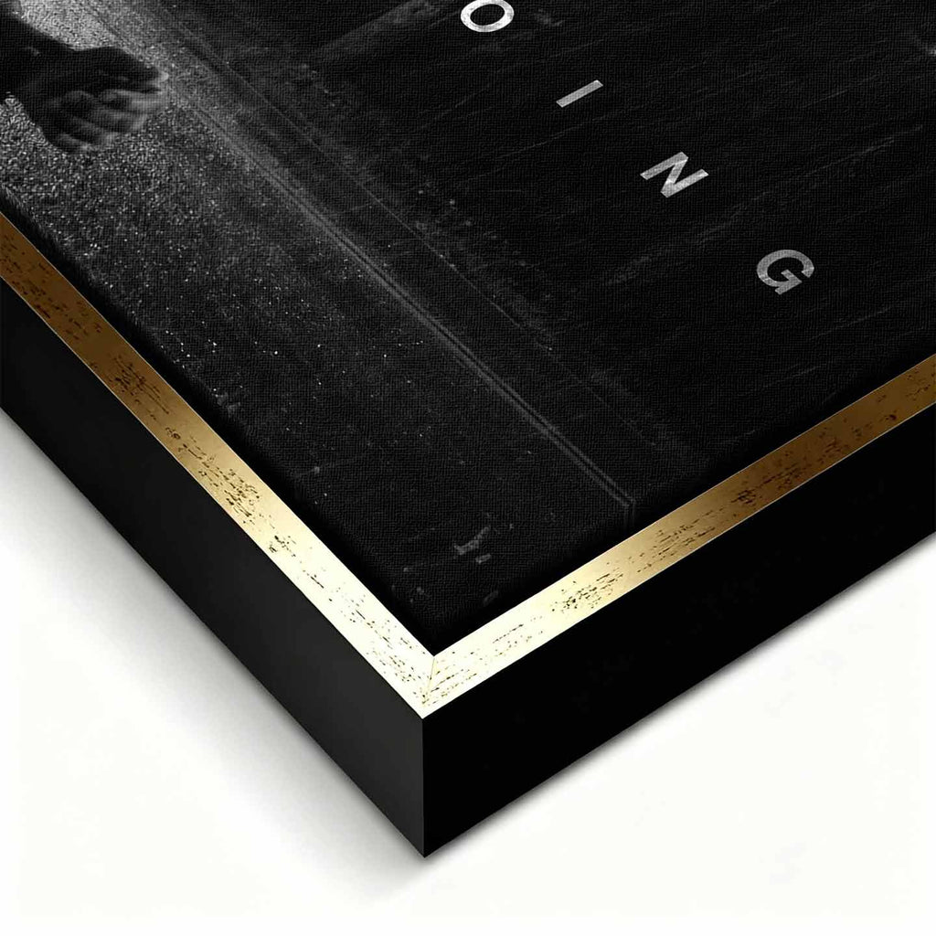 obraz na płótnie david goggins keep going motywacyjny czarno bialy bieg w deszczu