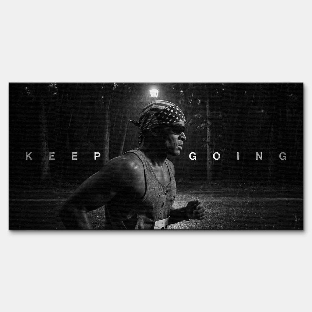 obraz na płótnie david goggins keep going motywacyjny czarno bialy bieg w deszczu
