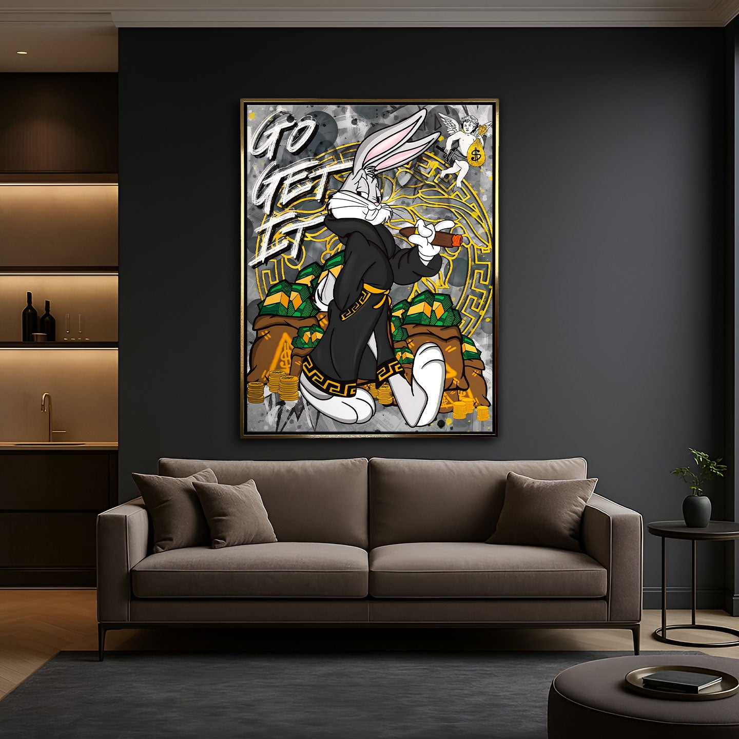 Obraz na płótnie przedstawiający królika Bugsa w czarnym płaszczu z cygarem, stojącego przed workami pełnymi pieniędzy i złotych monet, z napisem „Go Get It” – motywująca scena z elementami bogactwa i luksusu.