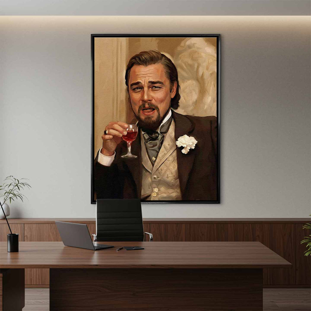 Obraz na płótnie przedstawiający eleganckiego Leonardo DiCaprio w stylu XIX wieku, trzymającego kieliszek alkoholu i uśmiechającego się z pewnością siebie, symbol luksusu, ironii i sukcesu.
