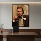 Obraz na płótnie przedstawiający eleganckiego Leonardo DiCaprio w stylu XIX wieku, trzymającego kieliszek alkoholu i uśmiechającego się z pewnością siebie, symbol luksusu, ironii i sukcesu.
