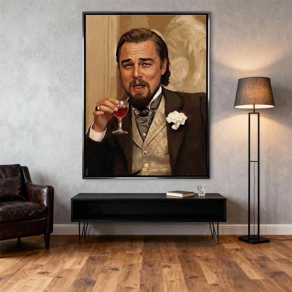 Obraz na płótnie przedstawiający eleganckiego Leonardo DiCaprio w stylu XIX wieku, trzymającego kieliszek alkoholu i uśmiechającego się z pewnością siebie, symbol luksusu, ironii i sukcesu.