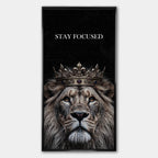 Obraz na płótnie Lew Lion Stay Focused, wydruk galeryjny przedstawiający lwa w koronie na czarnym tle, sztuka nowoczesna, motywacja i luksus.