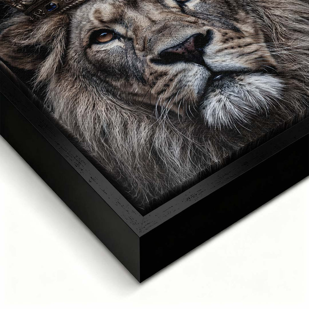 Obraz na płótnie Lew Lion Stay Focused, wydruk galeryjny przedstawiający lwa w koronie na czarnym tle, sztuka nowoczesna, motywacja i luksus.