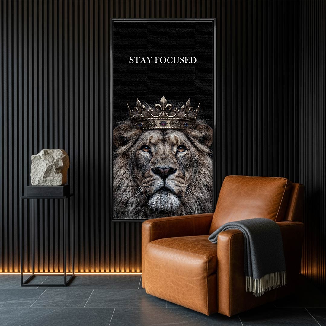 Obraz na płótnie Lew Lion Stay Focused, wydruk galeryjny przedstawiający lwa w koronie na czarnym tle, sztuka nowoczesna, motywacja i luksus.