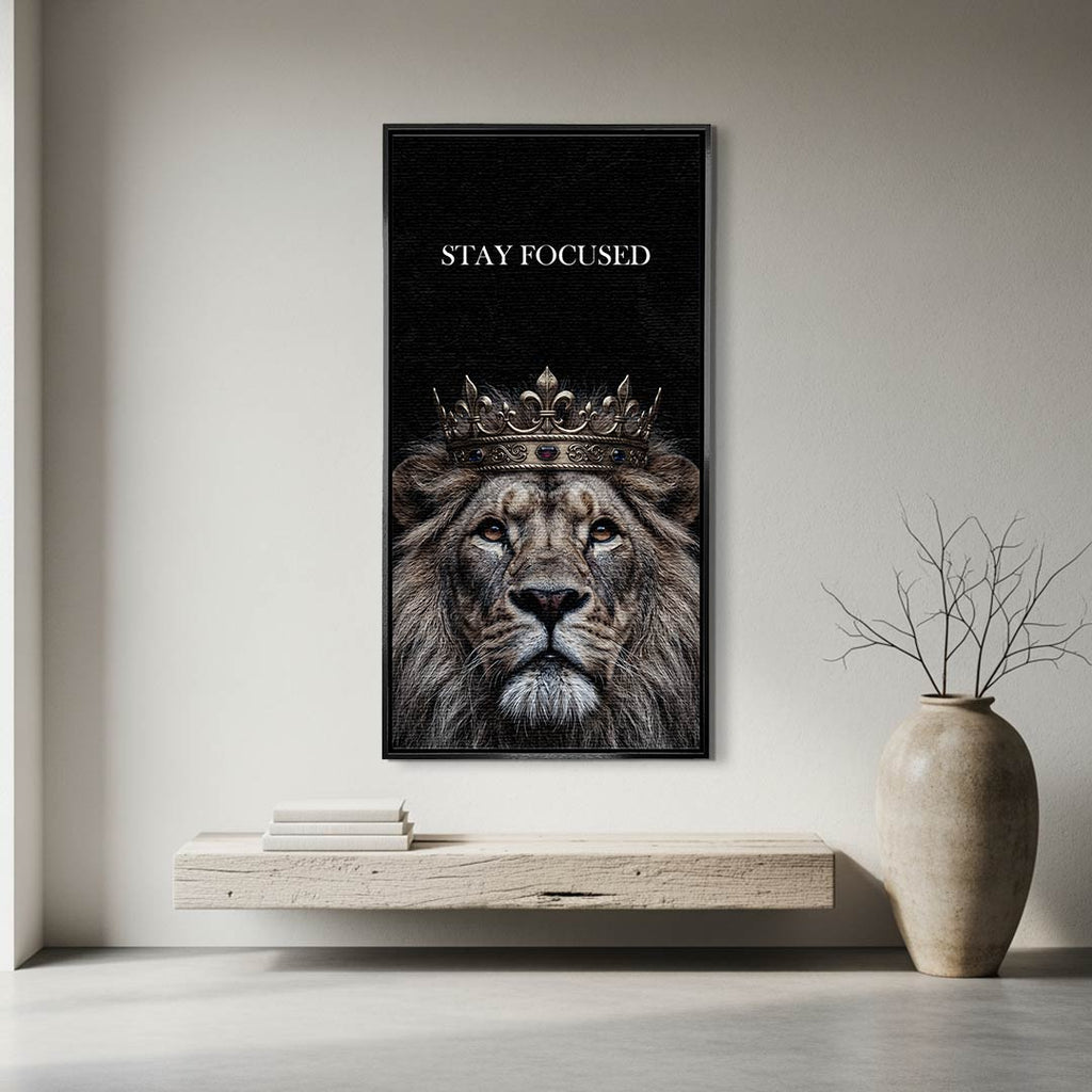 Obraz na płótnie Lew Lion Stay Focused, wydruk galeryjny przedstawiający lwa w koronie na czarnym tle, sztuka nowoczesna, motywacja i luksus.