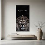 Obraz na płótnie Lew Lion Stay Focused, wydruk galeryjny przedstawiający lwa w koronie na czarnym tle, sztuka nowoczesna, motywacja i luksus.