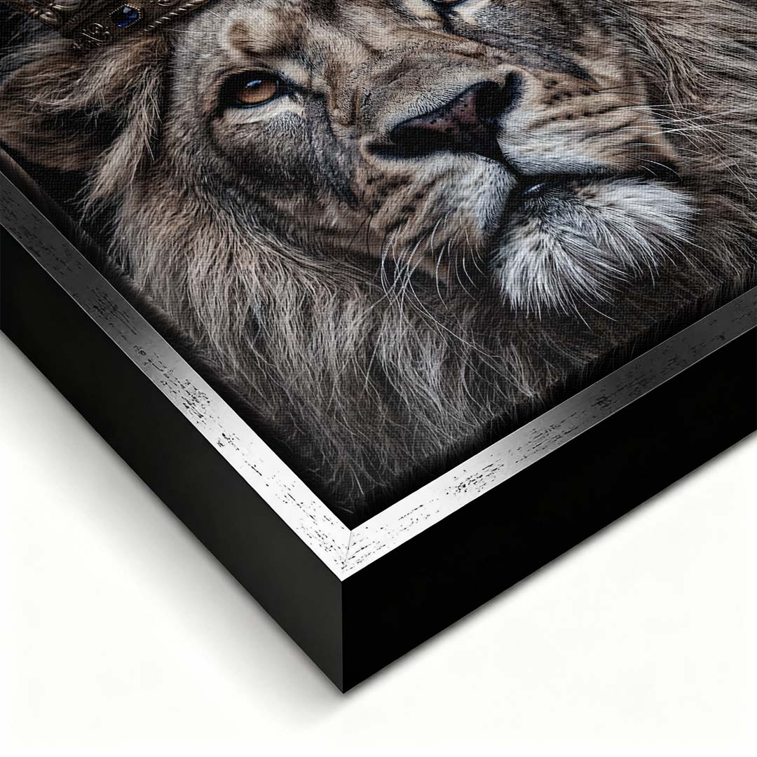 Obraz na płótnie Lew Lion Stay Focused, wydruk galeryjny przedstawiający lwa w koronie na czarnym tle, sztuka nowoczesna, motywacja i luksus.