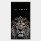 Obraz na płótnie Lew Lion Stay Focused, wydruk galeryjny przedstawiający lwa w koronie na czarnym tle, sztuka nowoczesna, motywacja i luksus.