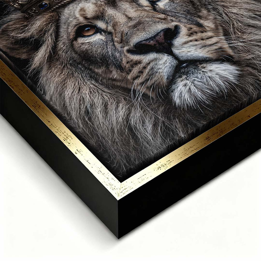 Obraz na płótnie Lew Lion Stay Focused, wydruk galeryjny przedstawiający lwa w koronie na czarnym tle, sztuka nowoczesna, motywacja i luksus.