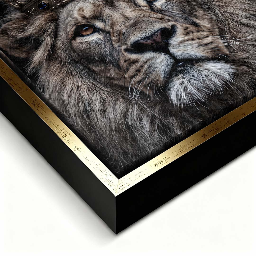 Obraz na płótnie Lew Lion Stay Focused, wydruk galeryjny przedstawiający lwa w koronie na czarnym tle, sztuka nowoczesna, motywacja i luksus.