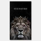 Obraz na płótnie Lew Lion Stay Focused, wydruk galeryjny przedstawiający lwa w koronie na czarnym tle, sztuka nowoczesna, motywacja i luksus.