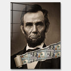 Nowoczesny obraz na szkle akrylowym Lincoln Dollar przedstawiający portret Abrahama Lincolna z efektem przedarcia odsłaniającego banknoty, wydruk galeryjny.