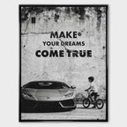 Obraz motywacyjny na płótnie „Make Your Dreams Come True” – czarno-biała scena z Lamborghini i chłopcem na rowerze, z napisem motywacyjnym.