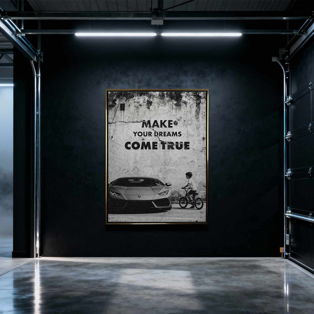 Obraz motywacyjny na płótnie „Make Your Dreams Come True” – czarno-biała scena z Lamborghini i chłopcem na rowerze, z napisem motywacyjnym.