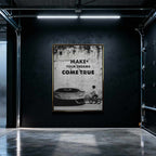 Obraz motywacyjny na płótnie „Make Your Dreams Come True” – czarno-biała scena z Lamborghini i chłopcem na rowerze, z napisem motywacyjnym.